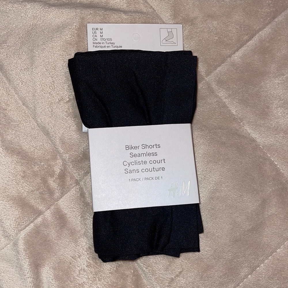 H&M Seamless Biker Shorts in Black